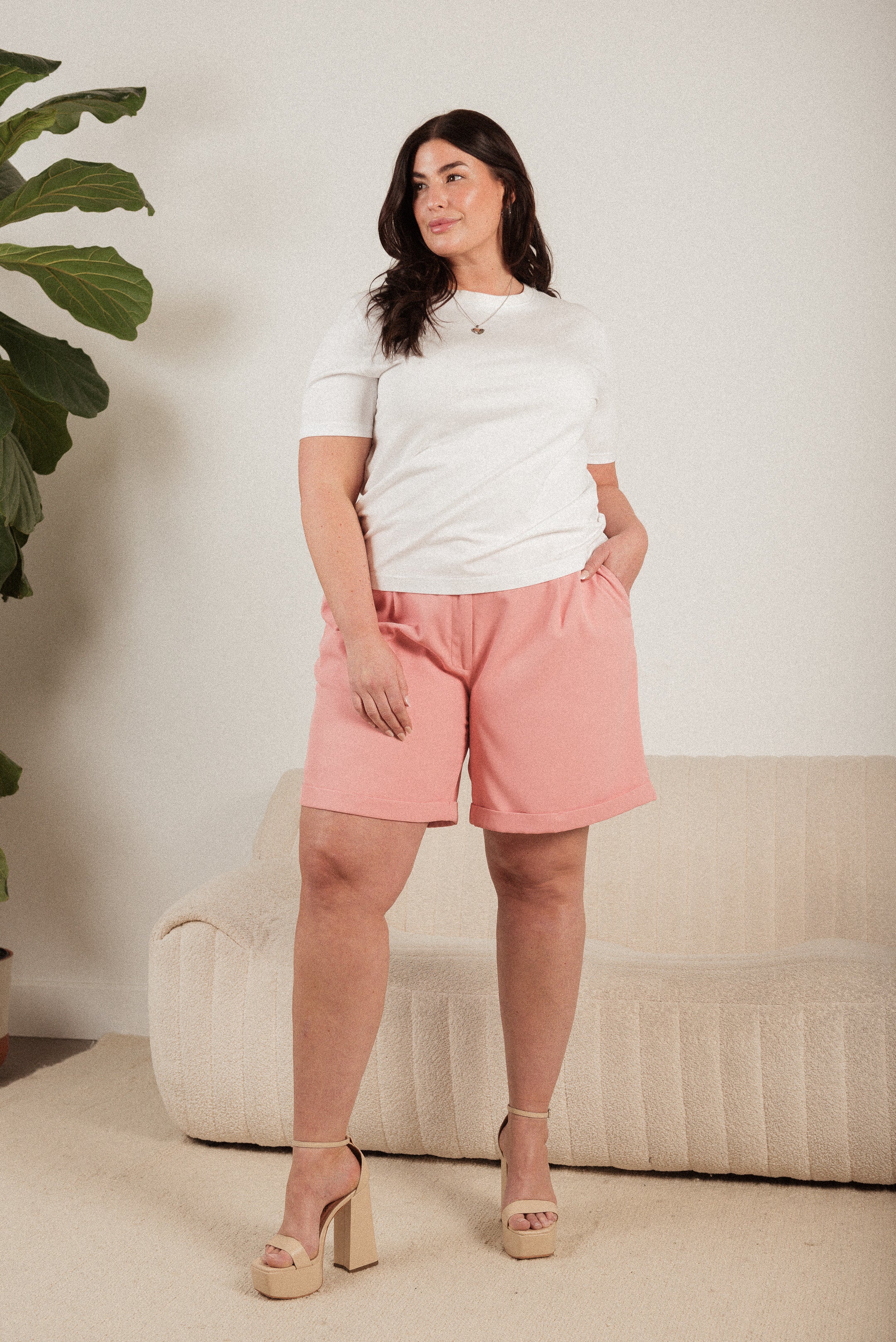 bermuda shorts rose et tshirt blanc