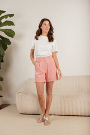 bermuda shorts rose et tshirt blanc