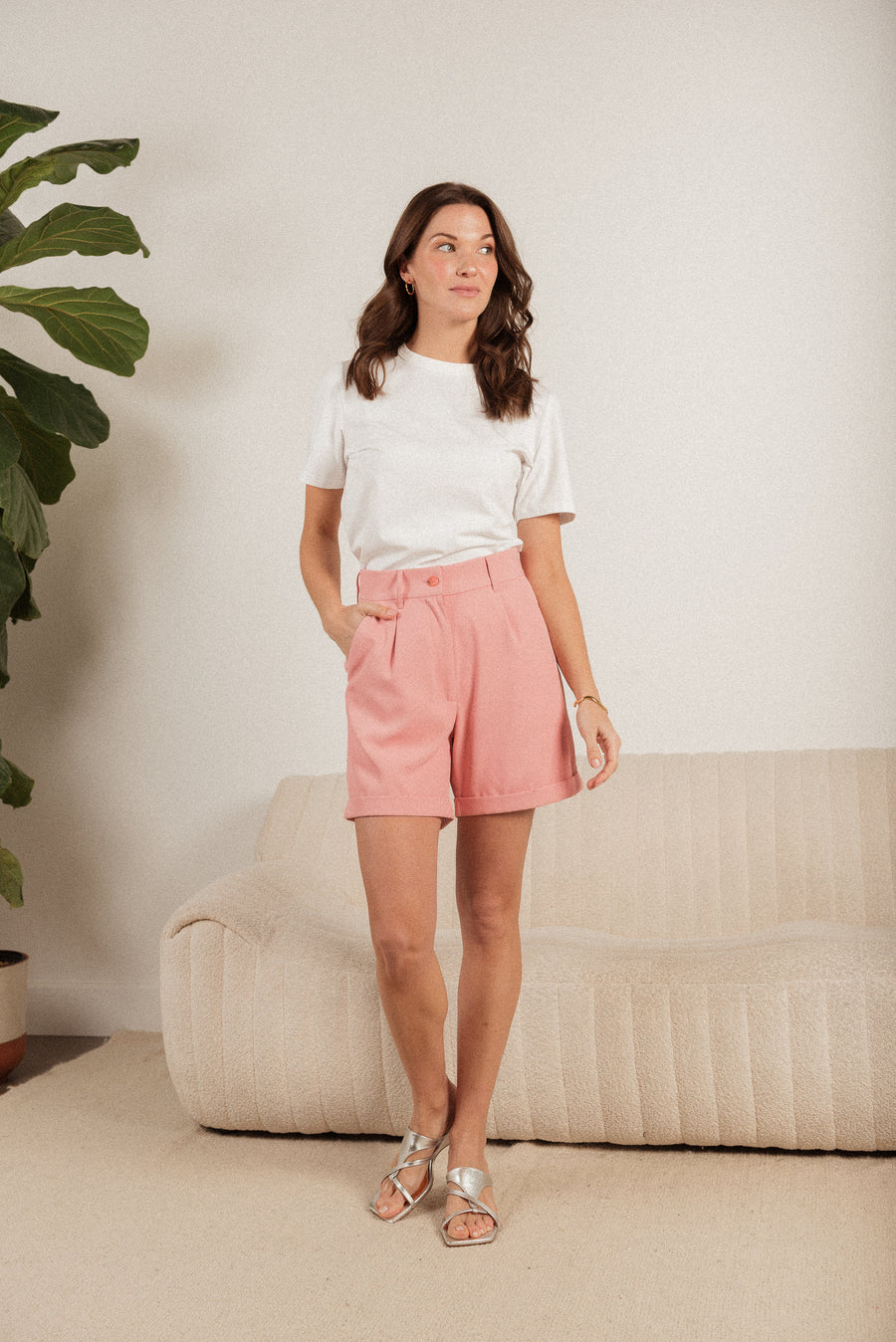 bermuda shorts rose et tshirt blanc