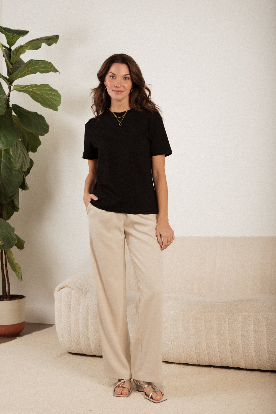 pantalon beige et tshirt noir