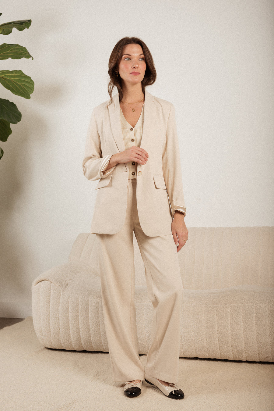 pantalon_beige_veston_beige_tricot_court